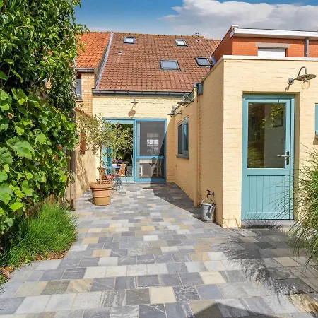 Spacious Holiday In With Garden Nyaraló