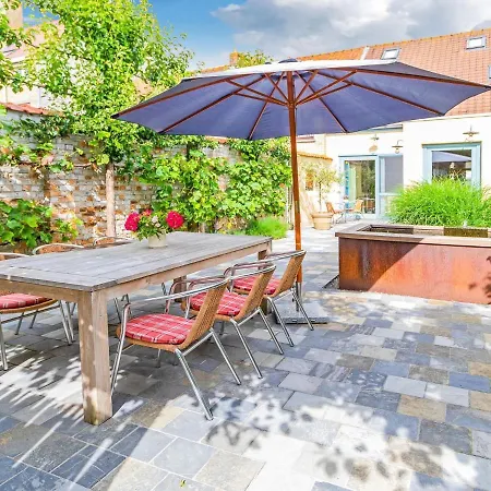 Spacious Holiday In With Garden *