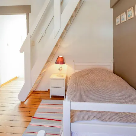 Spacious Holiday In With Garden Nyaraló *
