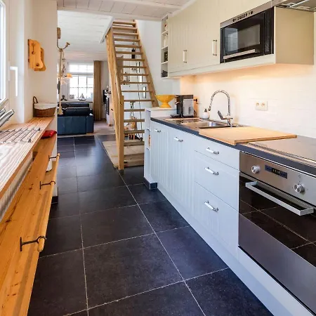 Spacious Holiday In With Garden Nyaraló