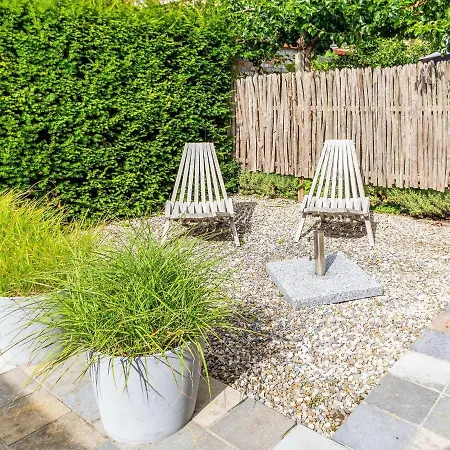 Spacious Holiday In With Garden Nyaraló