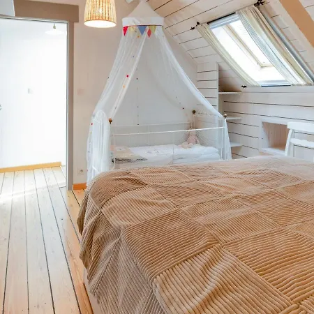 Spacious Holiday In With Garden Nyaraló *